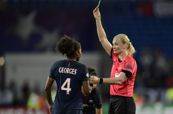 La défenseure du PSG Laura Georges (g) reçoit un carton jaune par l'arbitre  Bibiana Steinhaus lors de la finale de C1 féminine contre Lyon, le 1er juin 2017 à Cardiff