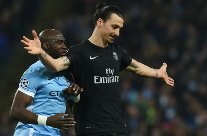 L'attaquant du PSG Zlatan Ibrahimovic (d) à la lutte avec le défenseur de Manchester City Eliaquim Mangala en Ligue des champions, le 12 avril 2016 à l'Etihad