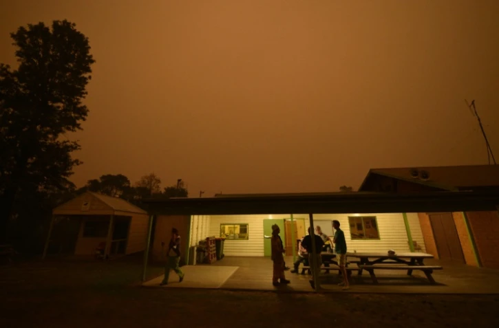 Des habitants se retrouvent dans la salle municipale de Towamba, dans le sud de la Nouvelle-Galles du Sud en Australie, le 10 janvier 2020