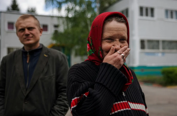 Galyna Tchystiakova, évacuée du village de Rouska Lozova, dans la cour de l'école maternelle 420 du district Osnoviansky, le 18 mai 2022 au sud de Kharkiv, en Ukraine