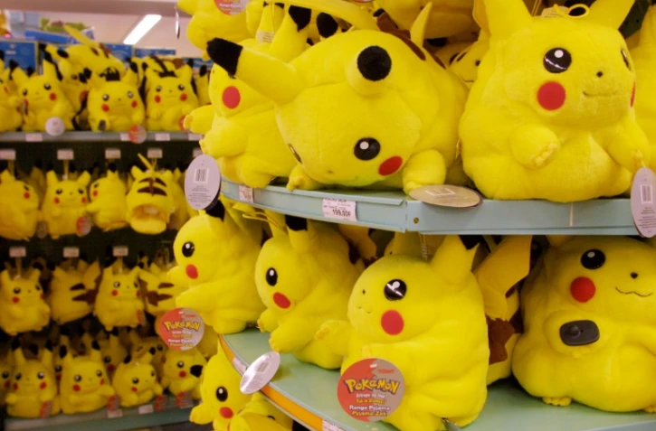 Des peluches Pokemon alignées sur un présentoir à Paris
