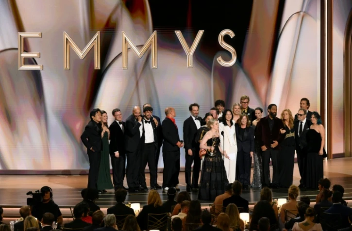 La scénariste américaine Katie Dippold et des membres de la distribution acceptent le prix de la meilleure série comique pour "Widow's Bay" lors de la 78e cérémonie des Emmy Awards au Peacock Theatre du LA Live, à Los Angeles, le 14 septembre 2026