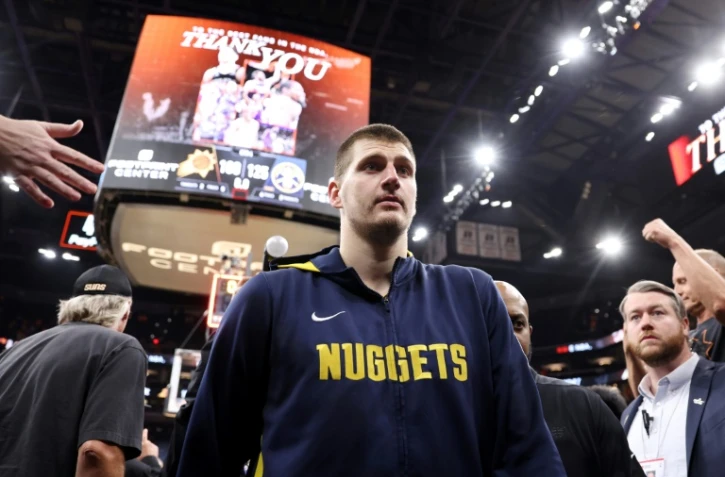 Nikola Jokic, la star des Denver Nuggets, quitte la salle après la victoire de son équipe sur les Phoenix Suns dans le match N.6 de la demi-finale de Conférence en NBA le 11 mai 2023 à Phoenix