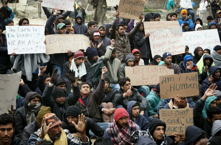 Des migrants pakistanais manifestent sur l'île grecque de Lesbos contre l'expulsion vers la Turquie de 50 des leurs, le 16 mars 2016