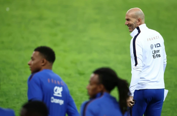 Le sélectionneur de l'équipe de France Zinédine Zidane (à droite) et l'attaquant français Kylian Mbappé (à gauche) lors d'une séance d'entraînement à Izmit (Turquie) le 24 septembre 2026
