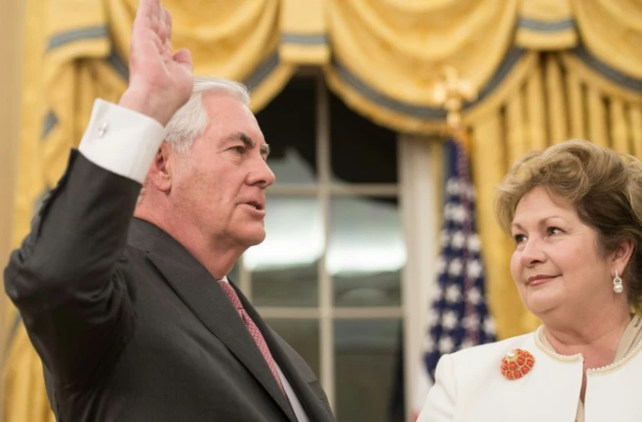L'ancien PDG d'ExxonMobil Rex Tillerson nommé au poste de secrétaire d'Etat, a prêté serment à Washington le 1er février 2017, la main droite levée, l'autre posée sur une bible tenue par sa femme