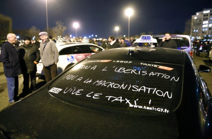 Des chauffeurs de taxi manifestent porte Maillot Ă Paris, le 27 janvier 2016