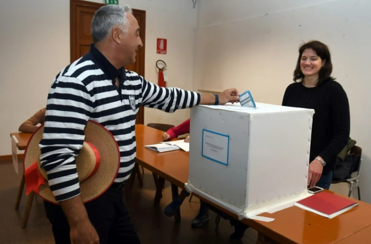 Un gondolier vote à Venise, le 22 octobre 2017 
