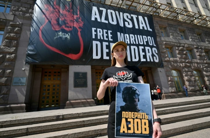 La femme d'un soldat du régiment Azov, capturé par les Russes à Marioupol, manifestent pour le retour des prisonniers, le 11 mai 2023 devant l'hôtel de ville de Kiev, en Ukraine