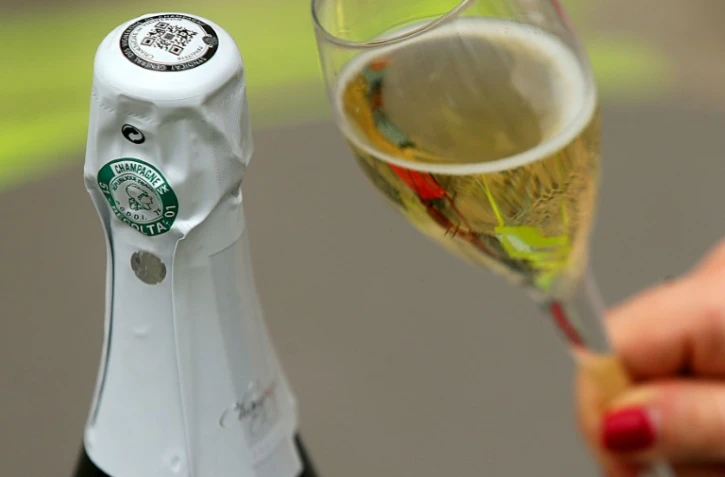 Pendant la crise sanitairtes, des maisons de champagne ont lancé des dégustations connectées pour rester en contact avec leur client