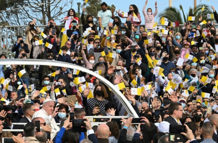 Le pape François est accueilli par la foule avant de célébrer la messe à Granaries Square, près de la capitale maltais La Valette, le 3 avril 2022.