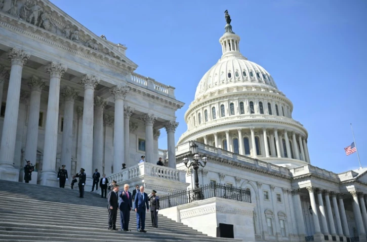 (g-d) Le président de la Chambre américaine des représentants, Mike Johnson, le président américain Donald Trump et le Premier ministre irlandais, Micheal Martin, sur les marches du Capitole, le 12 mars 2025 à Washington