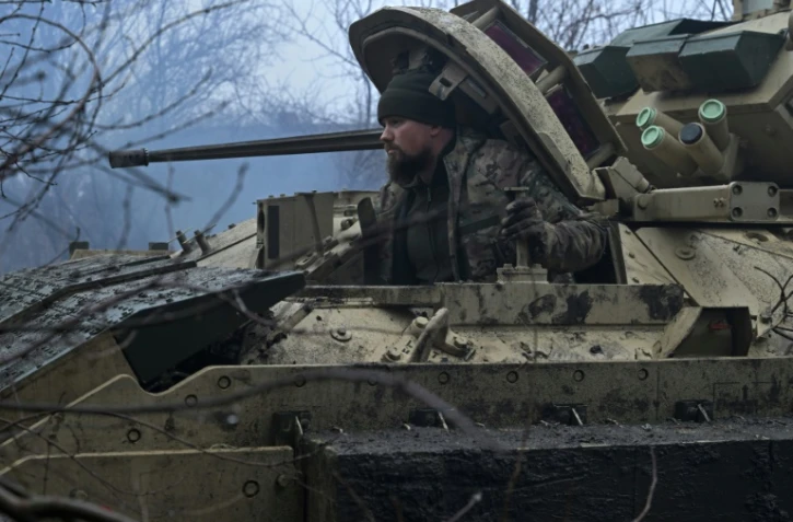 Un soldat ukrainien à bord d'un véhicule de combat Bradley près d'Avdiïvka, dans la région de Donetsk, le 11 février 2024