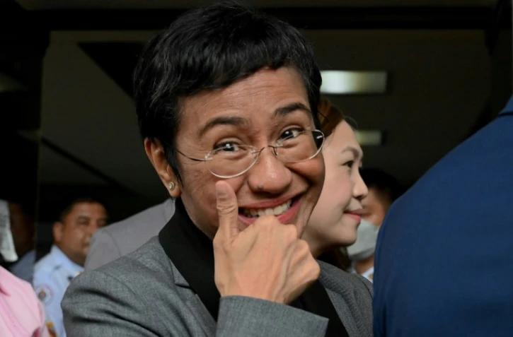 La journaliste et prix Nobel de la paix philippine Maria Ressa quitte le tribunal de Pasig, dans le centre de Manille, après son acquittement le 12 septembre 2023