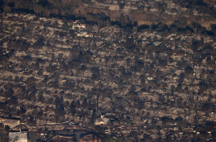 Photo aérienne de maisons et de commerces détruits par l'incendie qui a ravagé touché le secteur de Palisades à Los Angeles, en Californie, le 10 janvier 2025