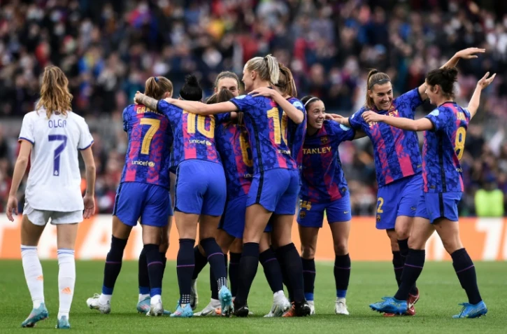 La joie des Barcelonaises après un but marqué contre le Real Madrid, lors du quart de finale retour de la Ligue des Champions, le 30 mars 2022 au Camp Nou, devant 91.553 spectateurs, nouveau record mondial pour un match de football féminin
