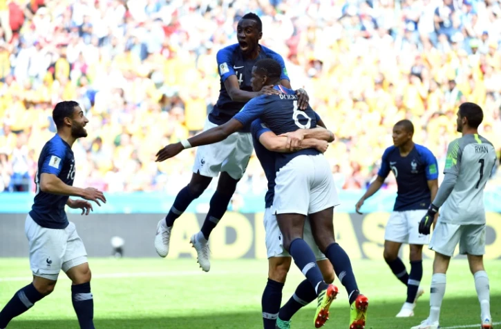Le milieu de l'équipe de France Paul Pogba félicité par ses coéquipiers après son but contre l'Australie lors du Mondial, le 16 juin 2018 à Sotchi