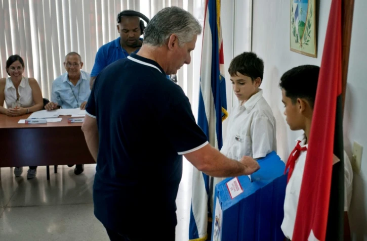 Le président cubain Miguel Diaz-Canel vote pour le referendum sur la nouvelle Constitution cubaine le 24 février 2019 à La Havane