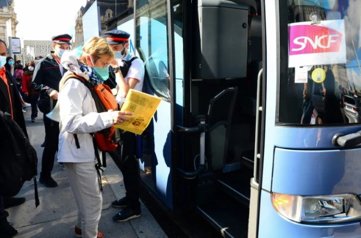 Des passagers bloqués dans le train Hendaye-Paris sont acheminés à Bordeaux par bus vers leurs destinations respectives le 31 août 2020