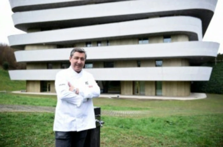 Le chef espagnol Joan Roca pose devant le centre culinaire basque de Saint-Sébastien, le 1er février 2016