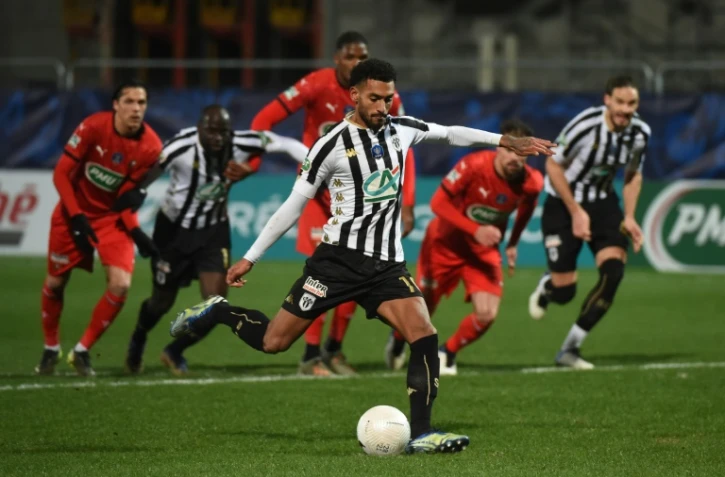 Le milieu d'Angers Angelo Fulgini marque sur penalty contre Rennes en Coupe de France, le 11 février 2021 au stade Raymond-Kopa à Angers