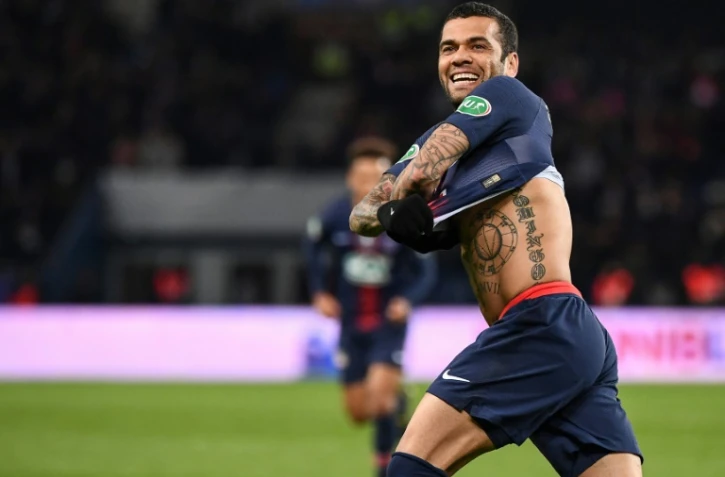 Le défenseur brésilien du PSG Dani Alvès vient de marquer le 3e but de son équipe contre Nantes en demi-finale de Coupe de France, le 3 avril 2019 au Parc des Princes