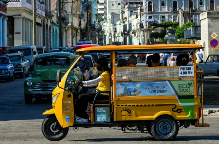 Un triporteur électrique dans une rue de La Havane, le 25 mai 2022 à Cuba