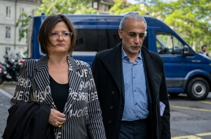 L'islamologue suisse Tariq Ramadan (à droite) et l'avocate Yael Hayat arrivent au tribunal de Genève (Suisse), le 15 mai 2023