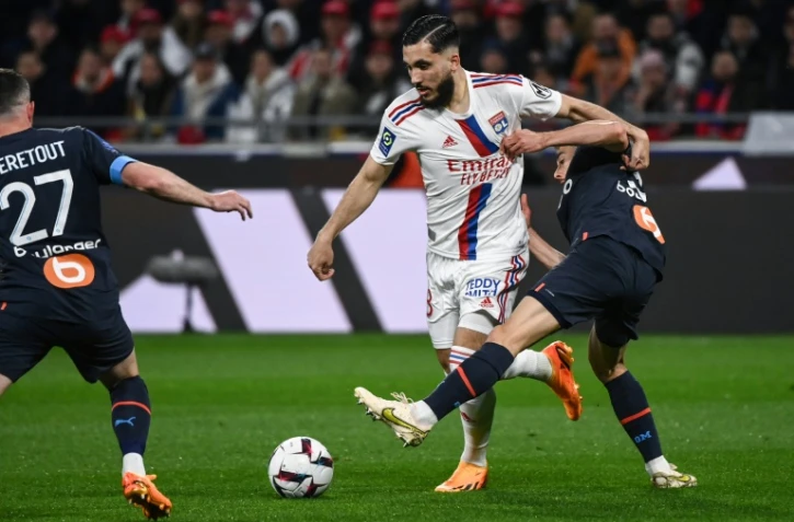 Le Lyonnais Rayan Cherki (c) entre les Marseillais Valentin Rongier (d) et Jordan Veretout, le 23 avril 2023 à Décines-Charpieu  