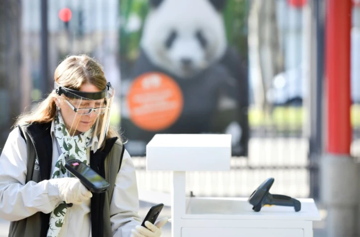 Gouvernements et organisations à travers le monde réfléchissent à l'utilisation de "passeports immunitaires", alors que plusieurs pays se préparent à alléger les restrictions de mouvements imposées pour endiguer la pandémie de coronavirus