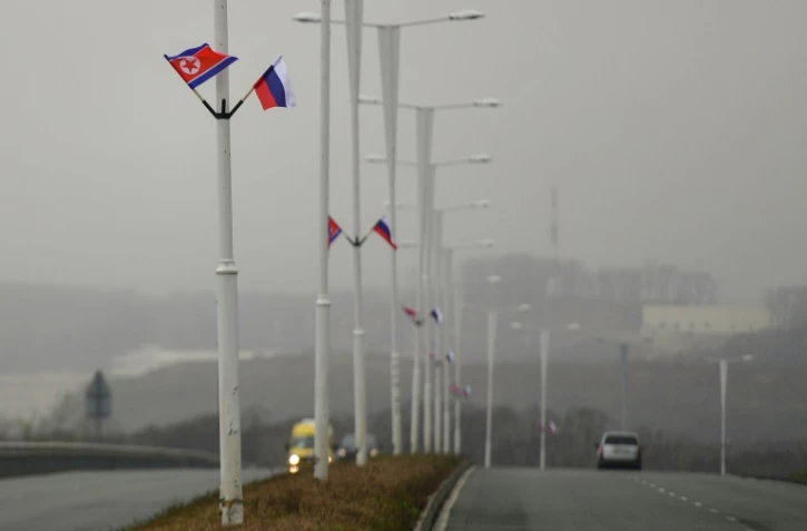 Des drapeaux russes et nord-coréens sont hissés dans les rues de Vladivostok le 23 avril 2019 en prévision du sommet entre Kim Jong Un et Vladimir Poutine