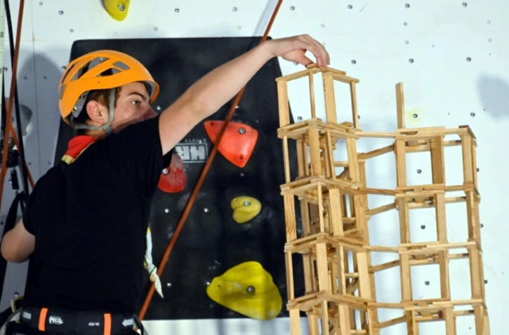 Un scout participe à la construction de la plus haute tour de Kapla du monde, le 26 juin 2021 à Mulhouse (Haut-Rhin)