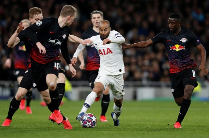 L'attaquant Brésilien de Tottenham Lucas Moura (c) pris en étau par les joueurs de Leipzig Marcel Halstenberg (g), Lukas Klostermann et Amadou Haidara (d) en 8es de finale de Ligue des champions, le 19 février 2020 à Londres   