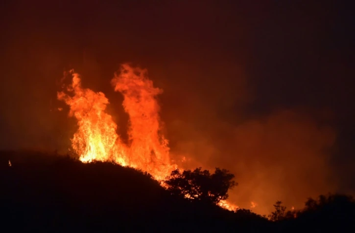 Un incendie fait rage à Carpinteria, au nord de Santa Barbara en Californie, le 12 décembre 2017