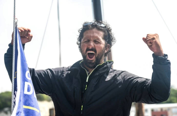 Le skipper Yoann Richomme en liesse après avoir remporté la 50e édition de la Solitaire du Figaro après la 4e et dernière étape, le 26 juin 2019 à Dieppe
