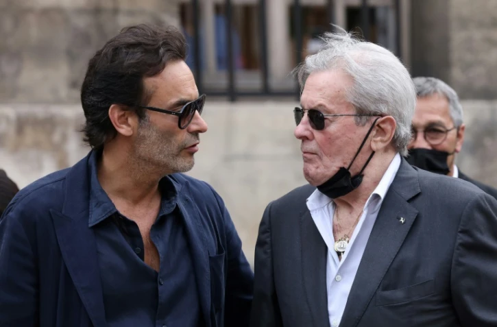 L'acteur français Alain Delon (D) et son fils Anthony Delon (G), le 10 septembre 2021 à Paris

