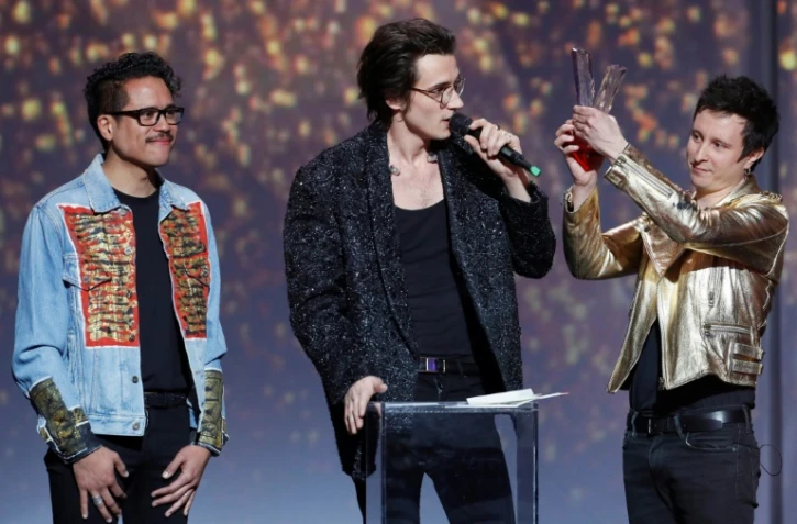 Le groupe Radio Elvis récompensé aux Victoires de la musique en 2017. De gauche à droite: Manu Ralambo, Pierre Guénard et Colin Russeil