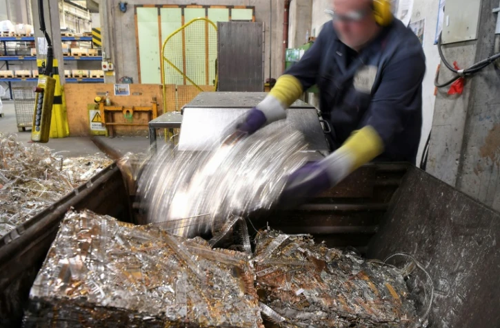 Un employé manipule des residus de métaux qui vont être recyclés dans l'usine Agosi, fondeur-affineur installé dans le sud-ouest de l'Allemagne à Pforzheim, le 1er avril 2019