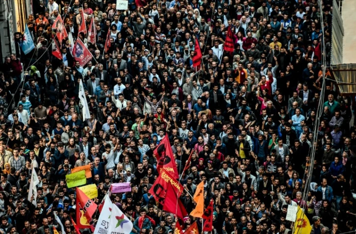 Des milliers de manifestants défilent le 10 octobre 2015 à Istanbul après le pire attentat meurtrier commis en Turquie