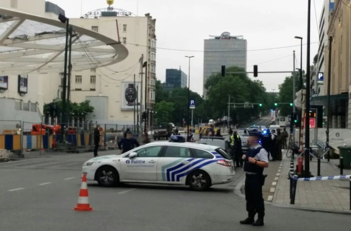 Des policiers près d'un centre commercial dans le centre de Bruxelles suite à une alerte à la bombe, le 21 juin 2016