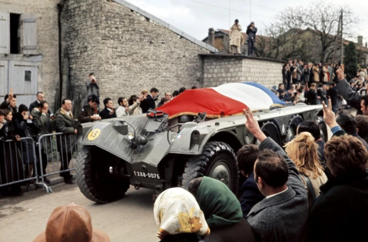 La foule salue le cercueil du général De Gaulle lors de ses funérailles, le 12 novembre 1070 à Colombey-les-deux-Eglises