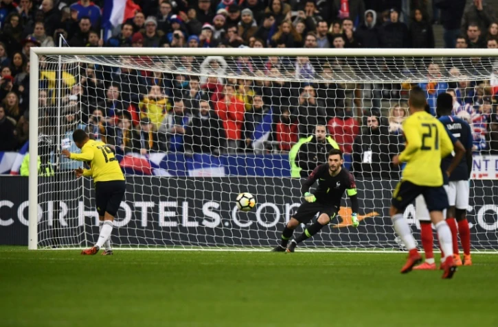 Le milieu de terrain colombien Juan Fernando Quintero marque le 3e but de son équipe contre la France lors d'un match amical au Stade de France, le 23 mars 2018