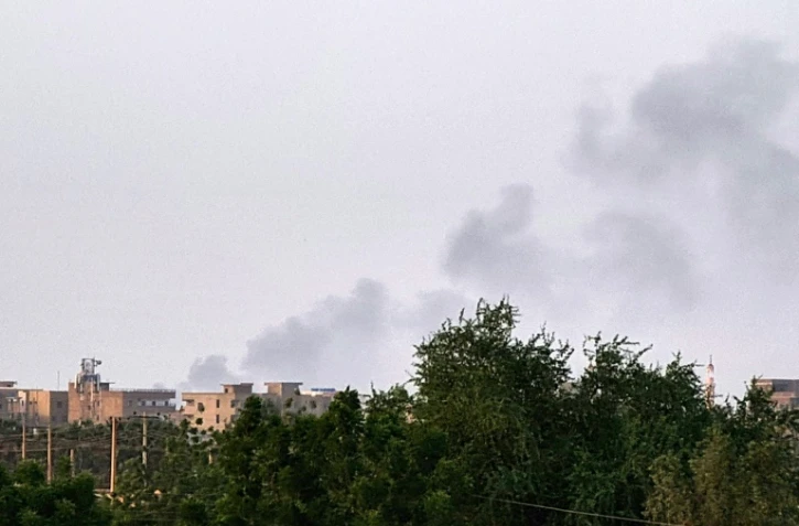 De la fumée s'échappe de bâtiments dans la capitale soudanaise Khartoum théâtre de combatsentre deux généraux, le 20 mai 2023 