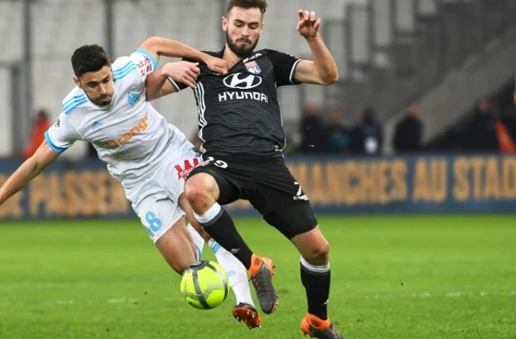 Morgan Sanson (G) dispute le ballon avec Lucas Tousart (D),lors d'OM-OL, le 18 mars 2018 à Marseille