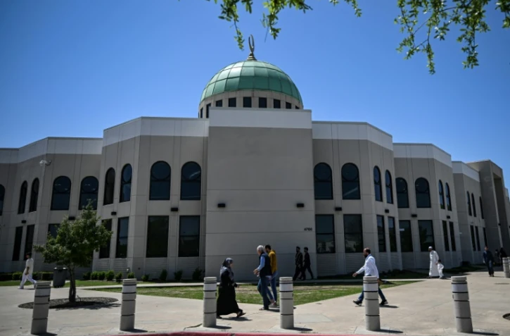 Des fidèles musulmans devant une mosquée, à Plano, le 11 avril 2025 au Texas