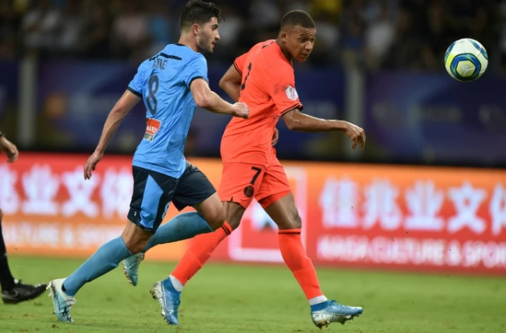 L'attaquant du Paris-SG, Kylian Mbappé (d), lors du match amical face au Sydney FC à Suzhou en Chine, le 30 juillet 2019