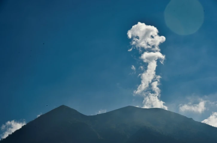 De la fumée s'échappe du volcan Agung, le 28 septembre 2017 à Bali, en Indonésie