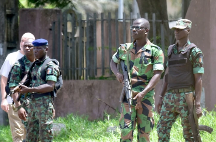 Des soldats rebelles près de l'entrée du quartier général de l'armée ivoirienne à Abidjan le 12 mai 2017