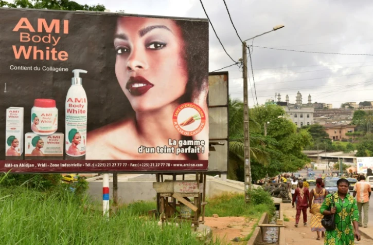 Une publicité pour des cosmétiques blanchissants à Abdijan en Côte d'Ivoire, le 15 mars 2018
