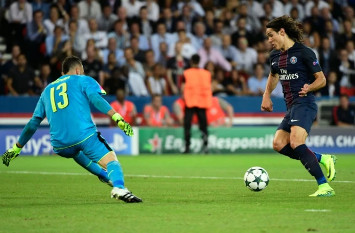 Face Ă face entre le gardien d'Arsenal David Ospina et l'attaquant du PSG Edinson Cavani, le 13 septembre 2016 au Parc des Princes